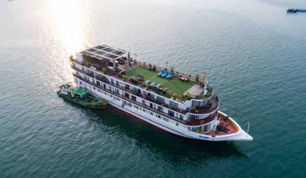Daily cruise exploring the beauty of Halong Bay with Cong Cruises