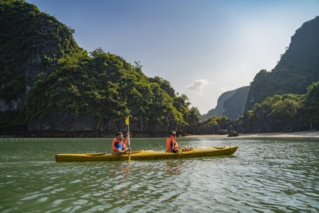 Daily cruise exploring the beauty of Halong Bay with Cong Cruises